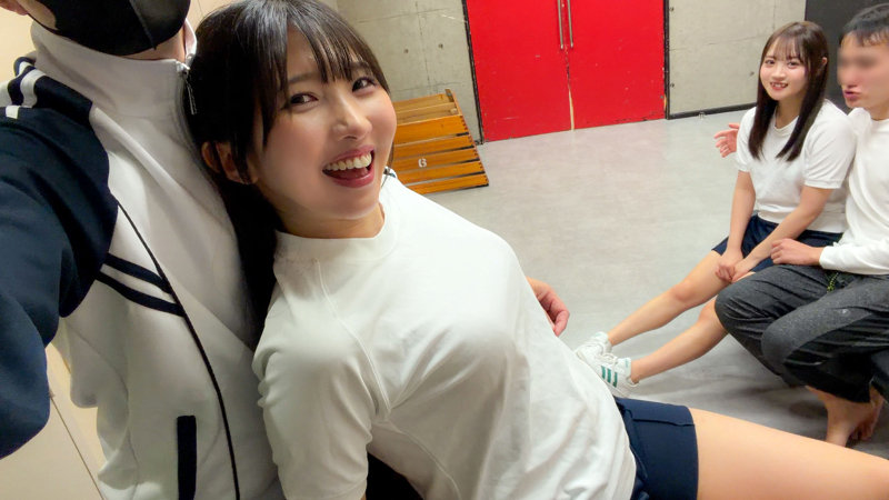 巴ひかりの笑顔が可愛くて雰囲気抜群なのに、背景の二人組が微妙に浮いていてツッコミどころ満載な一枚。