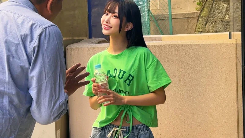 天美めあさんの笑顔が可愛くて雰囲気抜群なのに、なぜかおじさんの手が微妙に浮いてるのがツッコミどころ。